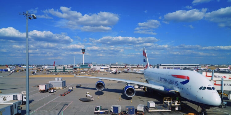 Kaosi në aeroportet evropiane, mijëra fluturime të anuluara në Britani, vonesat do të zgjasin me ditë