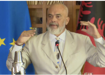 VIDEO/ Rama nxehet me gazetarët: Muhabet kot, çfarë bëni kështu, kuptoni ju?