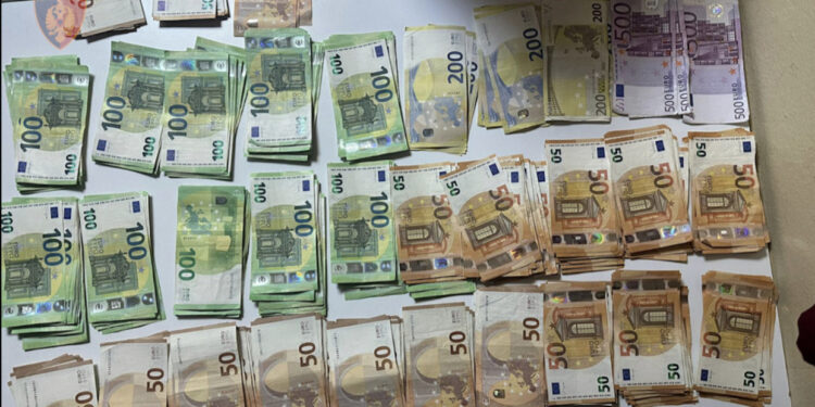 Po kthehej në shtëpi me çantën plot me 500-çe Euro, por i ndodh e papritura!