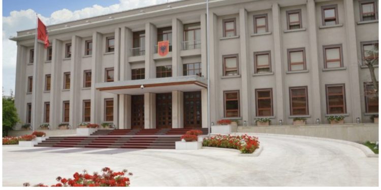 Presidenti i kaloi në heshtje, hyjnë në fuqi ligjet për legalizimin e kanabisit, studentët e Mjekësisë dhe për Akademinë e Shkencave