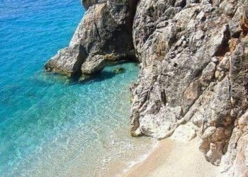 E rëndë në Himarë/ Lëndohen dy të mitur pasi u hodhën nga një shkëmb në det, një prej tyre dërgohet drejt Tiranës