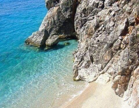 E rëndë në Himarë/ Lëndohen dy të mitur pasi u hodhën nga një shkëmb në det, një prej tyre dërgohet drejt Tiranës