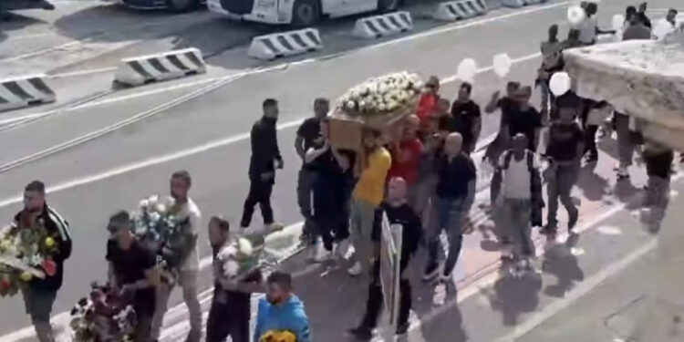 Lot, dhimbje dhe marshim, përcillet për në atdhe trupi i Klajdi Bitrit