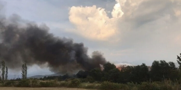 Zjarr pranë inceneratorit të Elbasanit