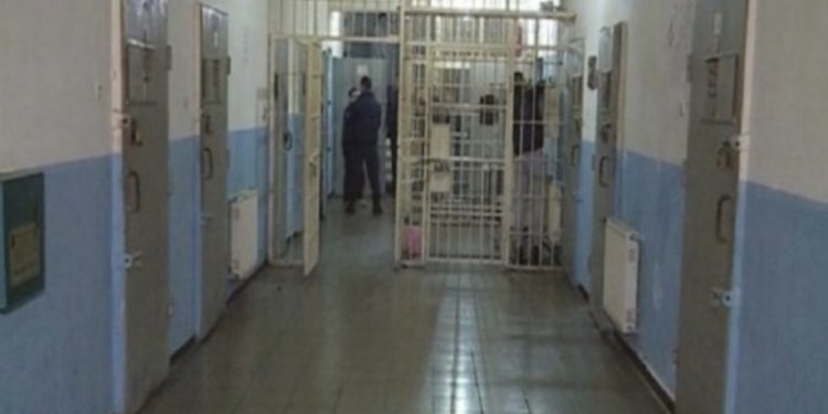 Vdes i dënuari në burgun e Rrogozhinës, dyshohet për arrest kardiak