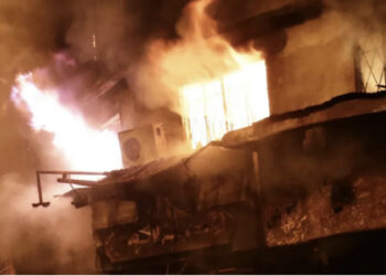 15-vjeçarja djeg shtëpinë për të vrarë babanë që i rrihte të ëmën