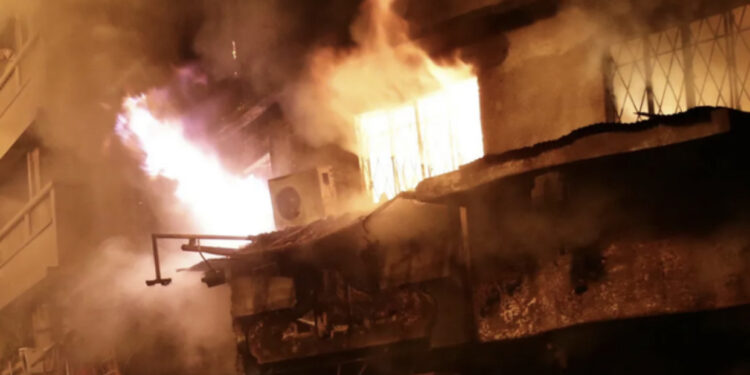 15-vjeçarja djeg shtëpinë për të vrarë babanë që i rrihte të ëmën