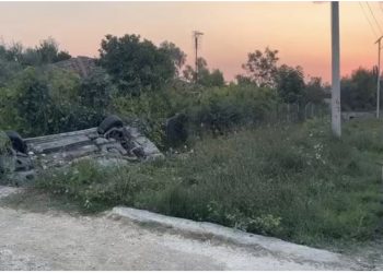 Shoferi humb kontrollin e mjetit në aksin Fier-Seman, përfundon e përmbysur në kanal