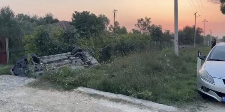 Shoferi humb kontrollin e mjetit në aksin Fier-Seman, përfundon e përmbysur në kanal