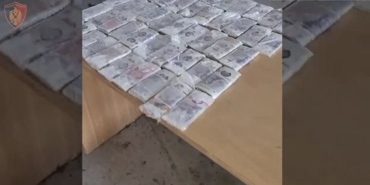 EMRI/ Tentoi të fuste mbi 100 mijë paund në Shqipëri, arrestohet 30 vjeçari që vinte nga Anglia