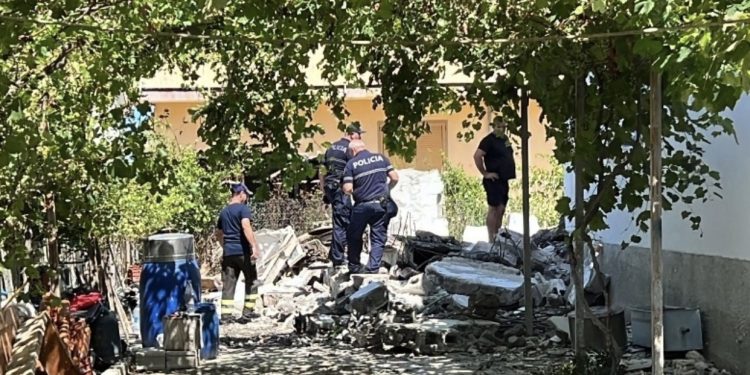 Ndërron jetë pronari i banesës i mbetur nën rrënoja në Qerret
