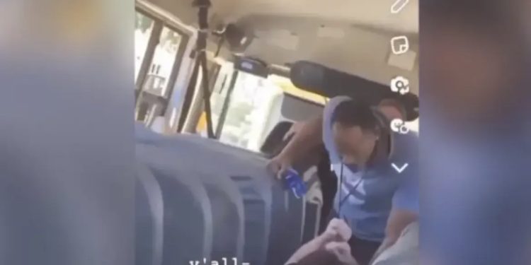 VIDEO/ Punonjësi i shkollës rreh brutalisht 17 vjeçarin në autobus, pamjet virale shkaktojnë indinjatë në Teksas