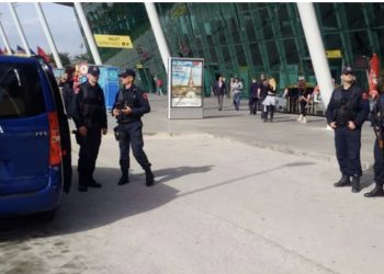 Tmerr në Rinas! I dehuri kacafytet me pasagjerët në avion