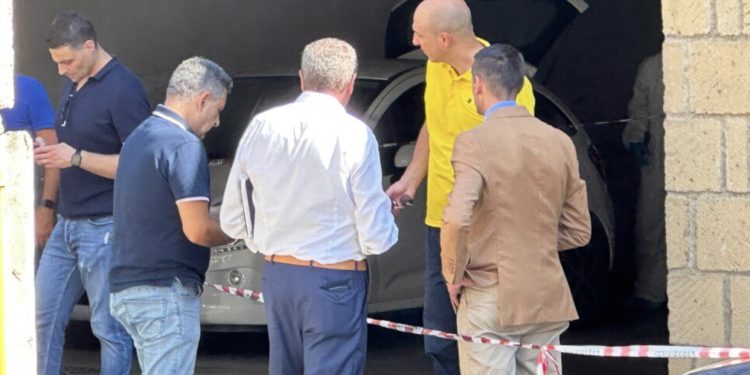 Britma dhe ulërima në garazh! Gruaja vritet me thikë pas shpine