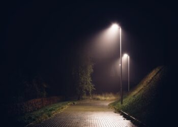 Sonte para të flini, mos harroni të mbyllni xhamat e makinës, grilat dhe fusni vazot e luleve brenda!