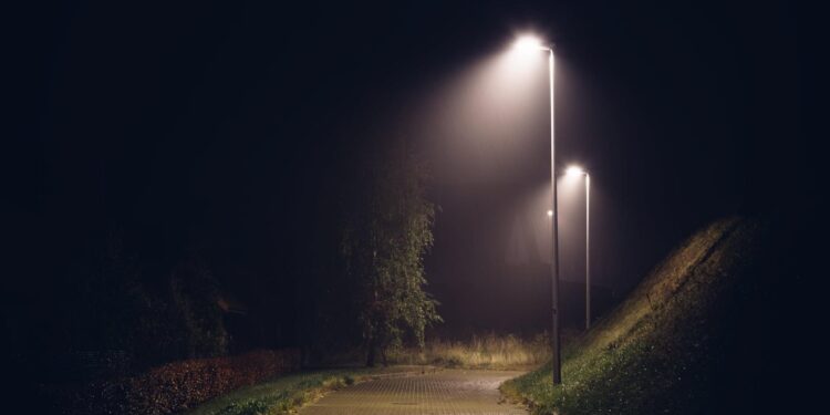 Sonte para të flini, mos harroni të mbyllni xhamat e makinës, grilat dhe fusni vazot e luleve brenda!