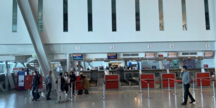 Aeroporti njoftim për pasagjerët: Nga sot deri më 10 shtator, paraqituni tre orë para në Rinas për check-in