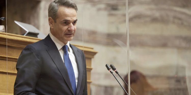 Makthi që përjetuan turistët nga zjarri në Greqi, Mitsotakis: Një javë falas në Rodos
