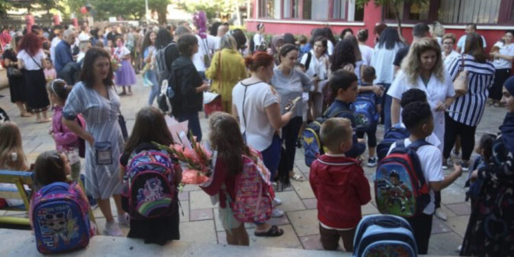 Nis sot viti i ri shkollor në Kosovë, problem furnizimi i nxënësve me libra