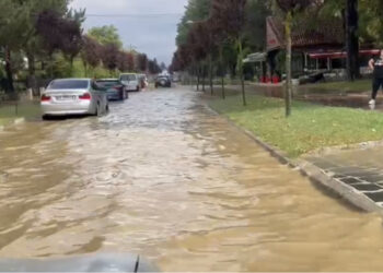 Shi e breshër në Korçë, rrugët e qytetit përmbyten nga uji, ja situata