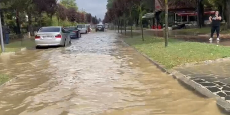 Shi e breshër në Korçë, rrugët e qytetit përmbyten nga uji, ja situata