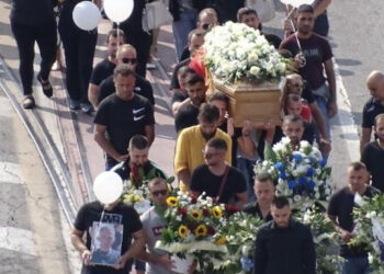 I jepet lamtumira në Lushnje! Rrugëtimi i fundit i Klajdit mes lotësh