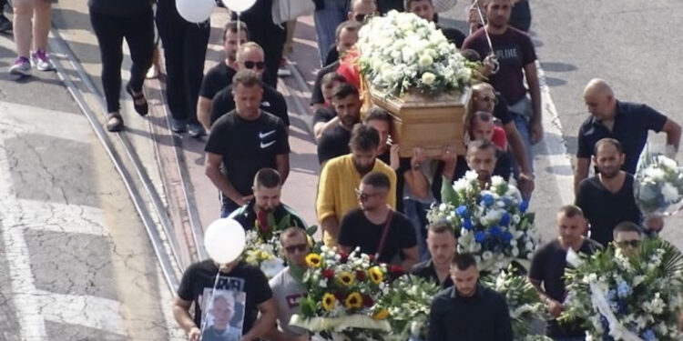 I jepet lamtumira në Lushnje! Rrugëtimi i fundit i Klajdit mes lotësh