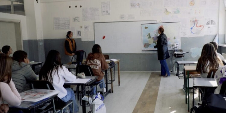 “Marrim shënime”, gjimnazistët shqiptarë në Serbi pa libra në gjuhën amtare