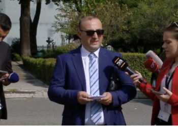VIDEO/ Surprizon sërish Korreshi, mbërrin në Kuvend me brisqe rroje: Ia kam sjellë qeverisë t’i sterilizojë