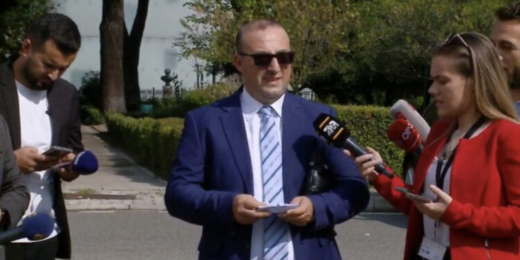 VIDEO/ Surprizon sërish Korreshi, mbërrin në Kuvend me brisqe rroje: Ia kam sjellë qeverisë t’i sterilizojë
