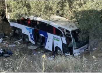 Autobusi me emigrantë përplaset kokë më kokë me makinën, 2 të vdekur, 25 të plagosur