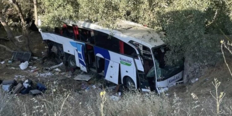 Autobusi me emigrantë përplaset kokë më kokë me makinën, 2 të vdekur, 25 të plagosur