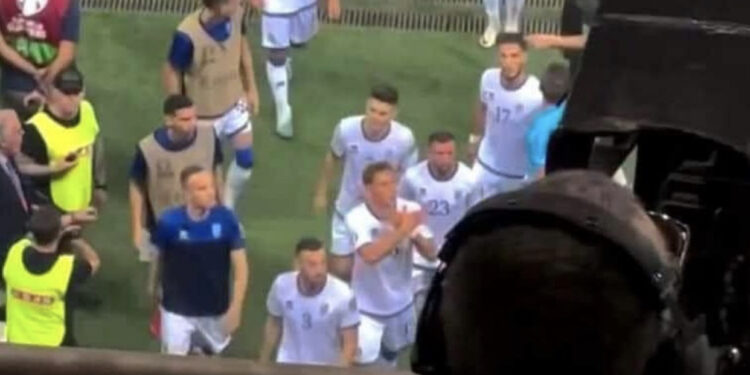 Thirrjet racistë të rumunëve, Vojvoda iu përgjigjet duke bërë shqiponjën me duar