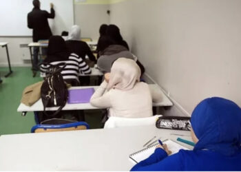 Veshën hixhab në klasë, Ministria e Arsimit urdhër shkollave: Largojini nga mësimi!