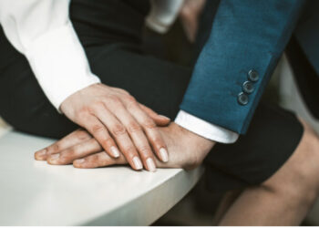 Në cilat profesione tradhtojnë më shumë burrat dhe gratë, zbuloni se kush kryeson