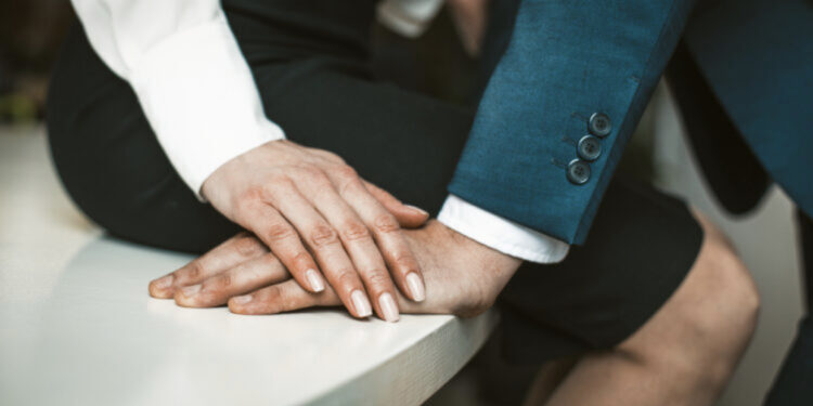 Në cilat profesione tradhtojnë më shumë burrat dhe gratë, zbuloni se kush kryeson