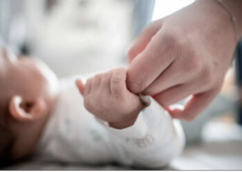 Pse po hiqet bonusi i bebeve që lindin jashtë?