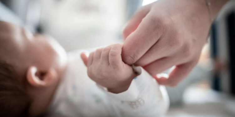 Pse po hiqet bonusi i bebeve që lindin jashtë?