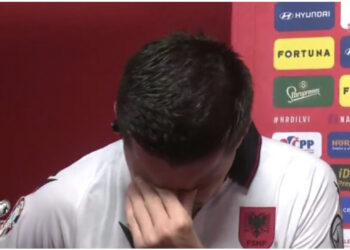 Mos e humb këtë VIDEO/ Debutoi me fanellën e kombëtares, Mirlind Daku shpërthen në lot: I emocionuar dhe krenar