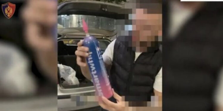 Tullumbacet me drogë, gazetarja e blen në mes të Tiranës bombolën me azot