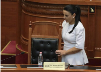 Tronditet Balluku! Hetuesit e BKH zbarkojnë në ministrinë e Infrastrukturës dhe sekuestrojnë dy celularë