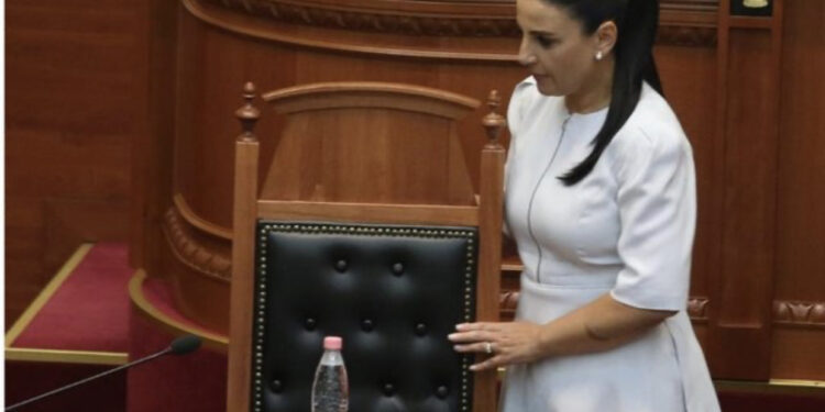 Tronditet Balluku! Hetuesit e BKH zbarkojnë në ministrinë e Infrastrukturës dhe sekuestrojnë dy celularë