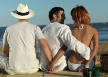 “Më filmoi në momente intime me të dashurin në makinë”, gruaja denoncon burrin në polici