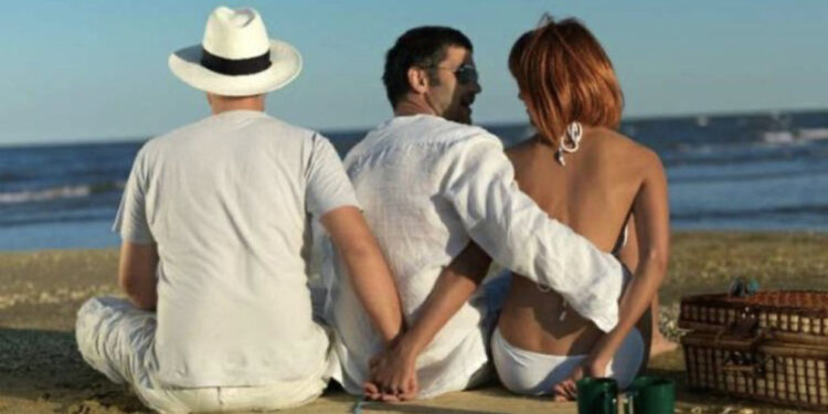 “Më filmoi në momente intime me të dashurin në makinë”, gruaja denoncon burrin në polici