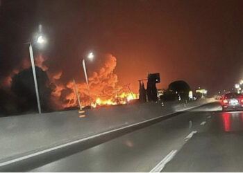 “Obobo!!!” Skuqet qielli në autostradë, prefekti: Zjarri pranë depove të gazit