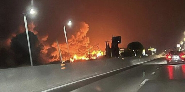 “Obobo!!!” Skuqet qielli në autostradë, prefekti: Zjarri pranë depove të gazit