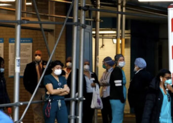 Alarm nga OBSH/ Rritet numri i rasteve me Covid në SHBA, rikthehen maskat