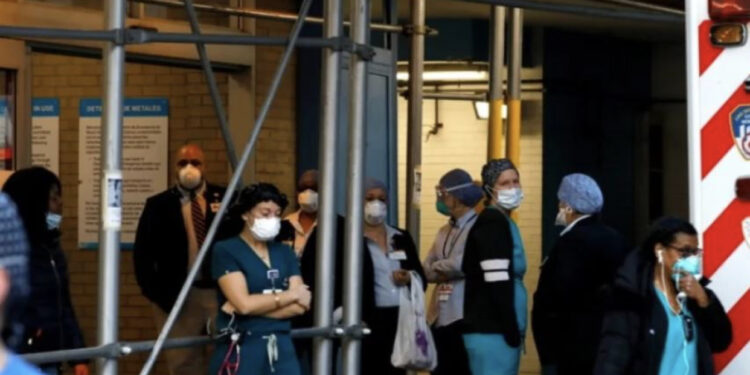 Alarm nga OBSH/ Rritet numri i rasteve me Covid në SHBA, rikthehen maskat