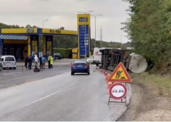 Aksident i frikshëm, përmbyset autoboti në aksin rrugor Fier-Levan