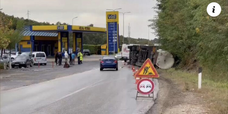 Aksident i frikshëm, përmbyset autoboti në aksin rrugor Fier-Levan